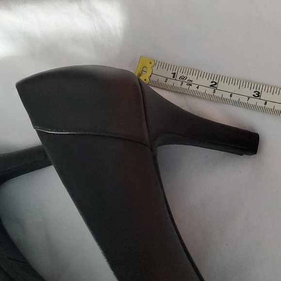 : Size 9 1/2 Time and Tru black Classic ladies  pumps heels - Picture 10 of 11